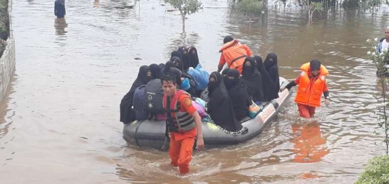 Basarnas Pekanbaru Evakuasi 450 Santri Korban Banjir